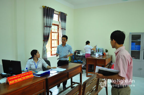 Kiểm tra chấp hành kỷ cương hành chính tại UBND thị trấn Hòa Bình. Ảnh: Nguyễn Hải