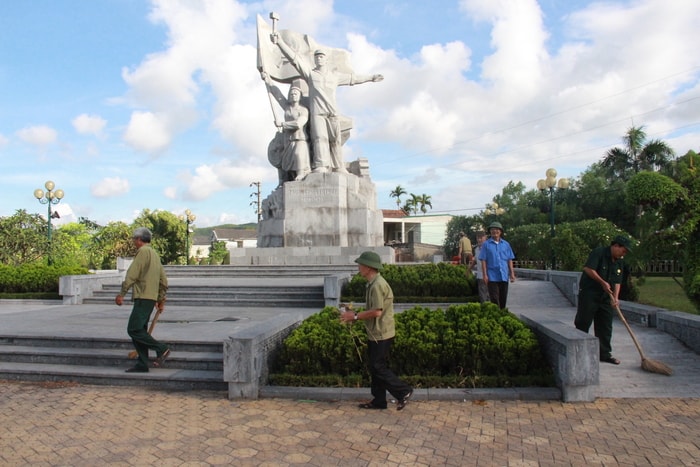 Hội Cựu chiến binh phường Bến Thủy nhận chăm sóc, chỉnh trang khuôn viên Đài tưởng niệm Xô Viết Nghệ Tĩnh. Ảnh: Hoài Thu