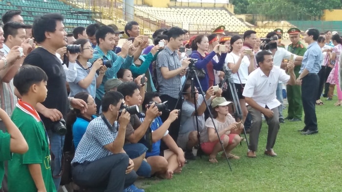 Phóng viên báo chí tác nghiệp tại Giải bóng đá Thiếu niên Nhi đồng Cúp Báo Nghệ An năm 2017. Ảnh: Hoài Thu