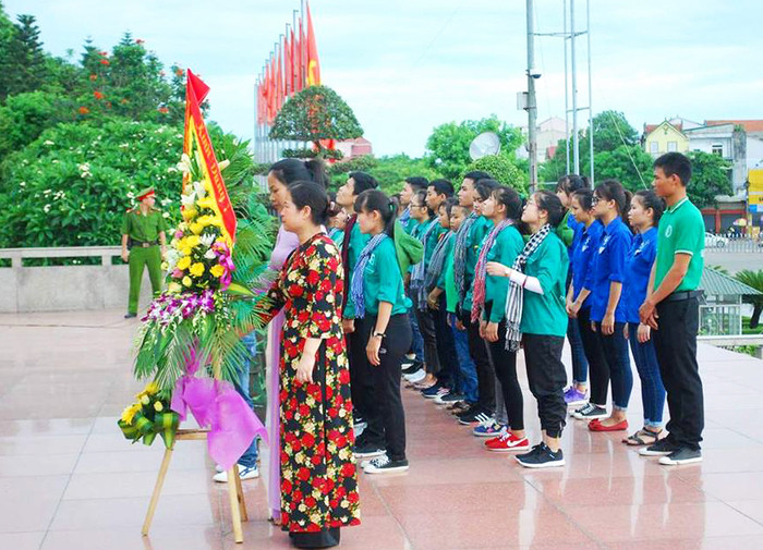 Đoàn dâng hoa, dâng hương tại quảng trường Hồ Chí Minh. Ảnh: Huy Thư