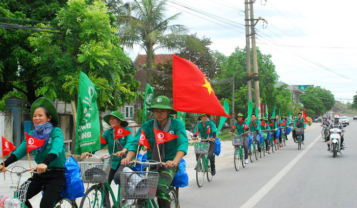 Chương trình “Hành trình xanh - Ngược dòng sông Lam” xuất quân tại trường THCS Đặng Thai Mai (TP Vinh). Ảnh: Huy Thư