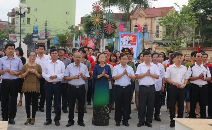 Các đại biểu dâng hương, dâng hoa tại tượng đài Cách mạng huyện Đô Lương trong lễ xuất quân. Ảnh: Hữu Hoàn