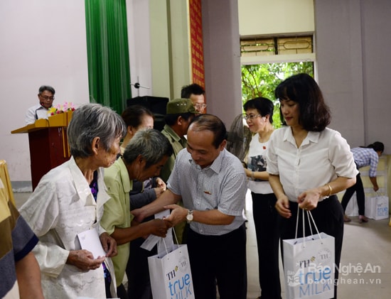 Dịp này, Đoàn ĐBQH tỉnh trao tặng 10 suất quà, mỗi suất quà trị giá 1 triệu đồng chó 10 gia đình chính sách có hoàn cảnh khó khăn của phường Nghi Hải, TX Cửa Lò.