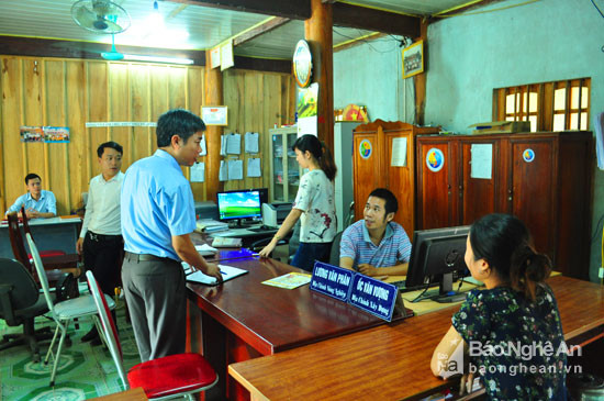 Kiểm tra chấp hành kỷ cương hành chính ở xã Chiêu Lưu, huyện Kỳ Sơn. Ảnh: Nguyễn Hải