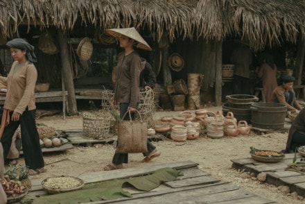 Cảnh làng quê Việt Nam nhiều thập kỷ trước được phục dựng trong phim. Ảnh: ĐPCC.