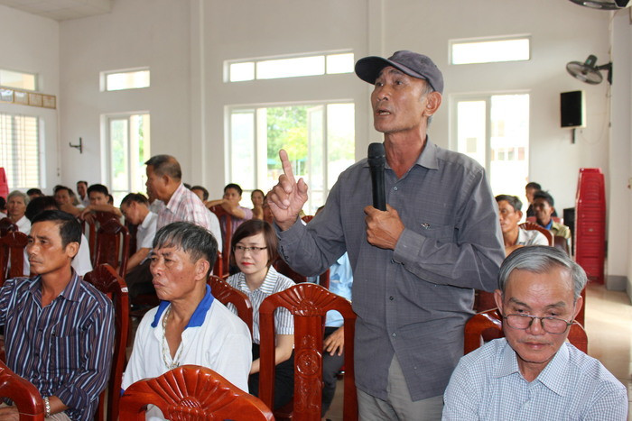 Cử tri Nguyễn Đình Minh xóm 9 Nghi Phong kiến nghị vấn đề liên quan đến bội chi BHYT. Ảnh: Nhật Tuấn