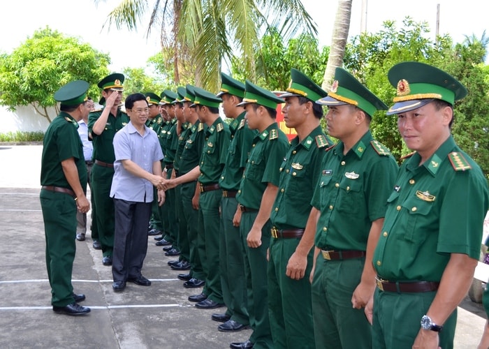 Đồng chí Nguyễn Xuân Sơn - Phó Bí thư thường trực Tỉnh uỷ đến thăm các cán bộ tại Hải đội 2. Ảnh: Mỹ Nga