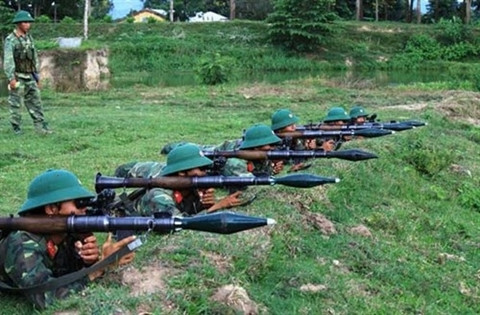 Chiến sĩ Quân đội nhân dân Việt Nam huấn luyện sử dụng súng RPG-7, loại đạn trong ảnh là PG-7V