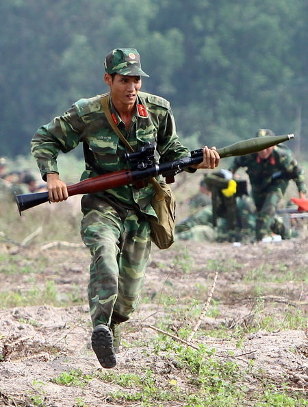 Chiến sĩ Quân đội Việt Nam mang súng RPG-7 lắp đạn PG-7VS