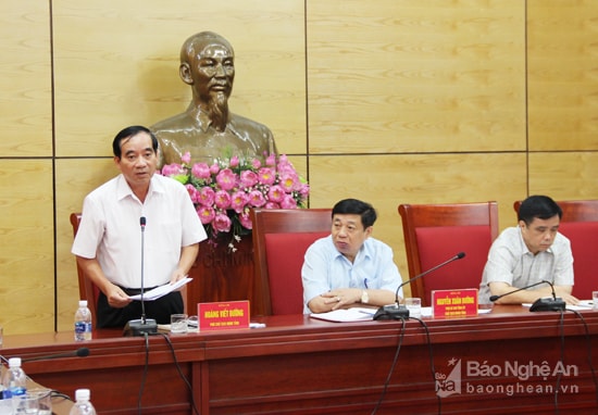 Phó Chủ tịch HĐND tỉnh Hoàng Viết Đường phát biểu tại cuộ họp. Ảnh: Mai Hoa