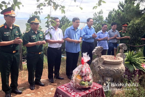 Đoàn đại biểu tỉnh Nghệ An dâng hương tại phần mộ Đại tướng Võ Nguyên Giáp. Ảnh: Thanh Sơn