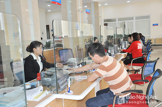 Khách hàng giao dịch tại Vietinbank Chi nhánh Nghệ An. Ảnh: Thu Huyền