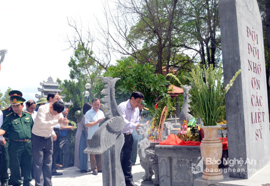 Đoàn đại biểu kính cẩn thắp hương tại khu mộ các liệt sỹ tỉnh Nghệ An ở Nghĩa trang Liệt sĩ Quốc gia Đường 9. Ảnh: Thanh Sơn.