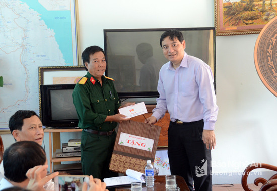 Thay mặt đoàn đại biểu, đồng chí Nguyễn Đắc Vinh tặng quà Ban Quản trang Nghĩa trang Trường Sơn.
