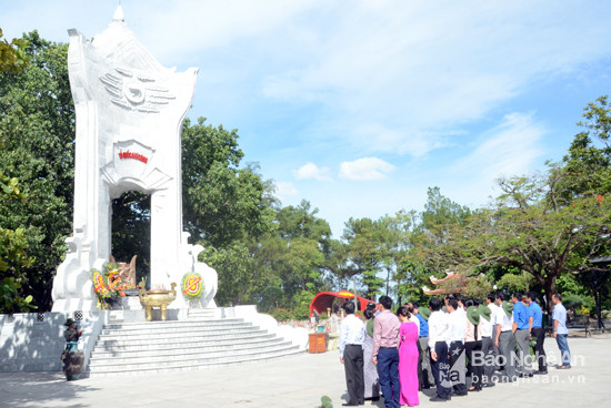 Đoàn Dâng hoa tại Đài tưởng niệm 10263 liệt sỹ ở Nghĩa Trang quốc gia Trường Sơn. Ảnh: Thanh Sơn