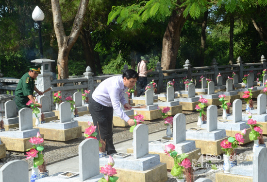 Đoàn đại biểu kính cẩn thắp hương tại khu mộ các liệt sỹ tỉnh Nghệ An tại Nghĩa trang Liệt sĩ Quốc gia Trường Sơn. Ảnh: Thanh Sơn
