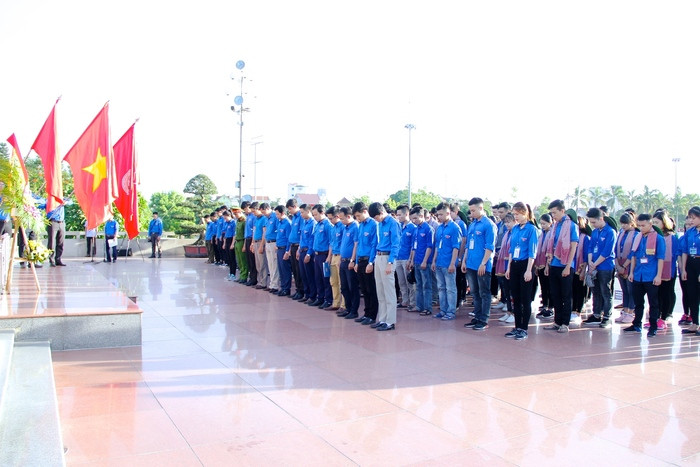 Lãnh đạo Tỉnh đoàn Nghệ An và hơn 200 thanh niên thành kính trước tượng đài của Bác. Ảnh: Mỹ Nga