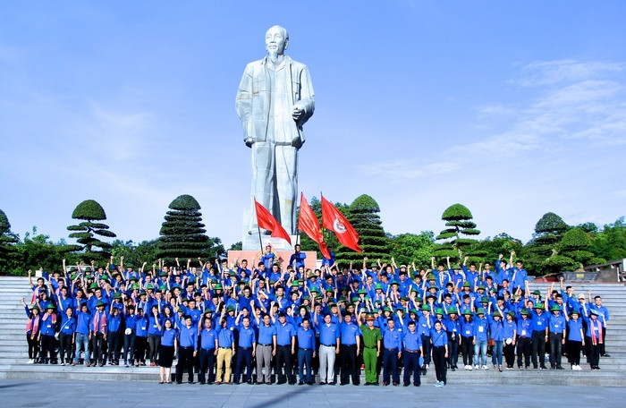 Thanh niên Nghệ An không ngại khó, ngại khổ, quyết tâm hoàn thành tốt Chiến dịch hè tình nguyện. Ảnh: Mỹ Nga