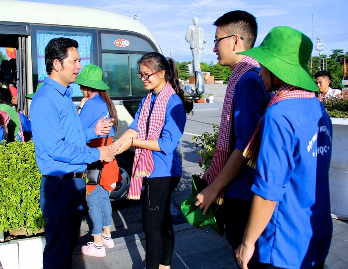 Phó Bí thư Dương Hoàng Vũ căn dặn các thanh niên trước khi lên đường. Ảnh: Mỹ Nga