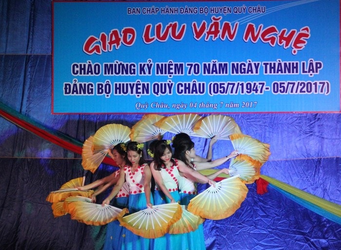 giao lưu văn nghệ chào mừng thành lập đảng bộ