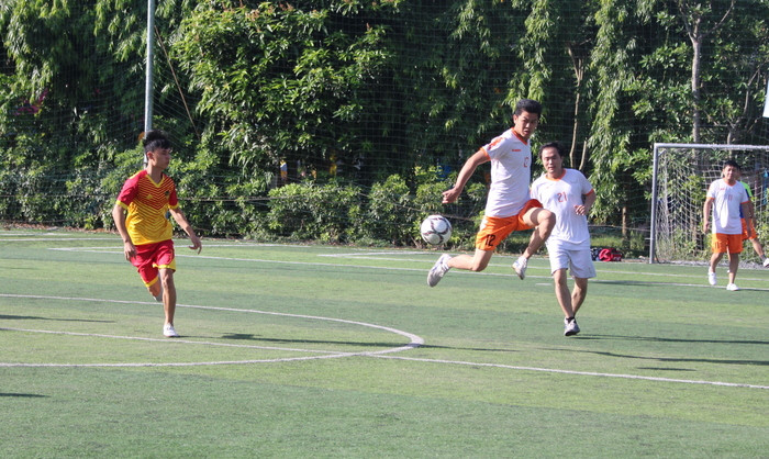 Trận đấu mở đầu giải giữa đội Mường Thanh Sông Lam và Mường Thanh Thanh Niên diễn ra gay cấn, kịch tính. Ảnh: Phước Anh