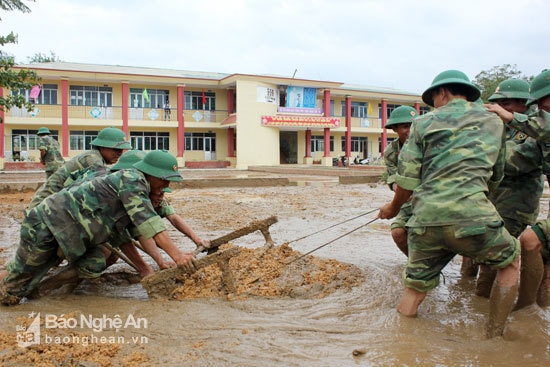 Cán bộ, chiến sỹ LLVT Quân khu giúp các địa phương trên địa bàn khắc phục đường xá, trường học sau lũ lụt tháng 10, tháng 11/2016. Ảnh: Trần Dũng