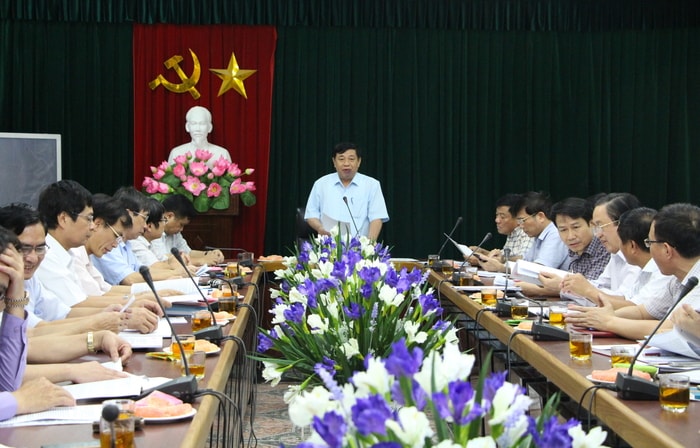 Đồng chí Nguyễn Xuân Đường - Phó Bí thư Tỉnh ủy, Chủ tịch UBND tỉnh chủ trì cuộc họp. Ảnh: Trân Châu