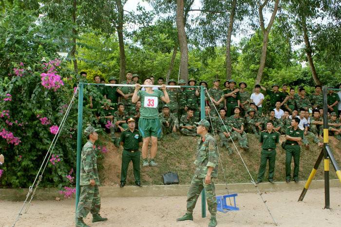 Nội dung xà đơn trong môn thi đấu Chiến sỹ khỏe. Ảnh: Hoài Nam  