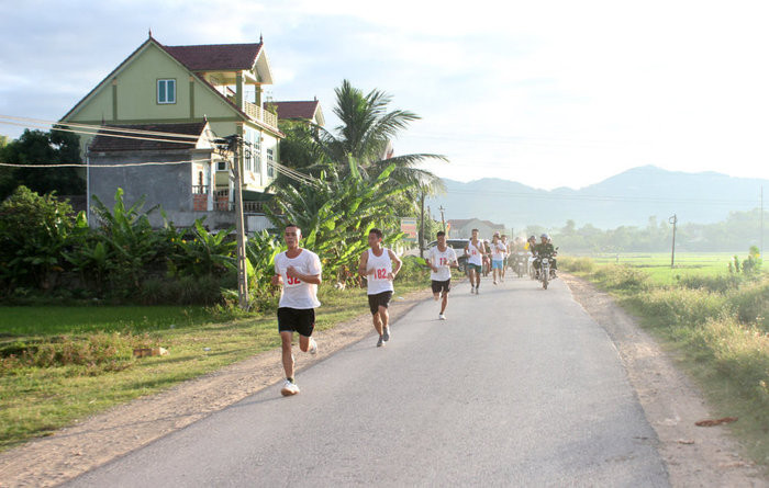 Các chiến sỹ trên đường chạy việt dã 10 km. Ảnh: Hoài Nam