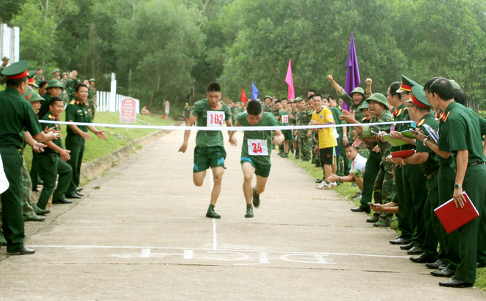 Chạy 100m trong môn thi đấu Chiến sỹ khỏe. Ảnh: Kỳ Sơn