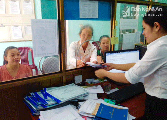 Cán bộ Bảo hiểm xã hội Thị xã Thái Hòa giải quyết hồ sơ chế độ Bảo hiểm y tế cho người dân