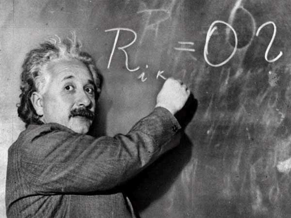 Ở độ tuổi đi học, Einstein không được coi là một học sinh giỏi. Thậm chí danh hiệu học sinh kém của Einstein còn làm xuất hiện những tin đồn như ông thi trượt môn toán. Tuy nhiên trên thực tế, Einstein đã làm quen và thành thạo với môn vật lý ở trình độ đại học khi chưa đầy 11 tuổi và một tay chơi violin cừ khôi và giành được nhiều điểm cao ở môn tiếng Latinh và Hy Lạp. Chưa đầy 15 tuổi, Einstein đã thành thạo các phép tính vi phân và tích phân.