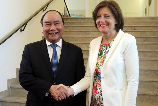 Thủ tướng tặng nông sản Việt Nam cho Thủ hiến bang Rheinland-Pfalz 