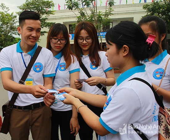 Đội trưởng Vân Oanh phát thẻ cho các thành viên trước khi lên đường. Ảnh: Chu Thanh