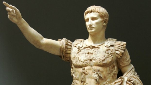 Hoàng đế Augustus Caesar không chỉ thống trị một đế chế chiếm từ 25 – 30% sản lượng kinh tế thế giới, mà theo giáo sư lịch sử thuộc đại học Stanford, Ian Morris, ông còn có lượng tài sản cá nhân khổng lồ tương đương với 1/5 tổng giá trị nền kinh tế của đế quốc La Mã, tương đương với khoảng 4,6 nghìn tỷ USD vào năm 2014.