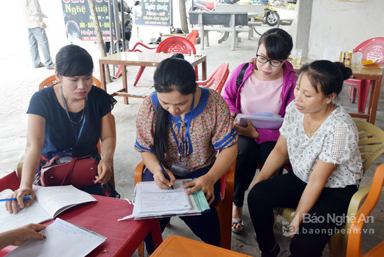 Đoàn kiểm tra thực tế tại cơ sở. Trong ảnh: Đoàn giám sát điều tra tại hộ ông Nguyễn Bá Thươnng, khối 6, phường Quỳnh Thiện, Thị xã Hoàng Mai. Ảnh: Xuân Hoàng