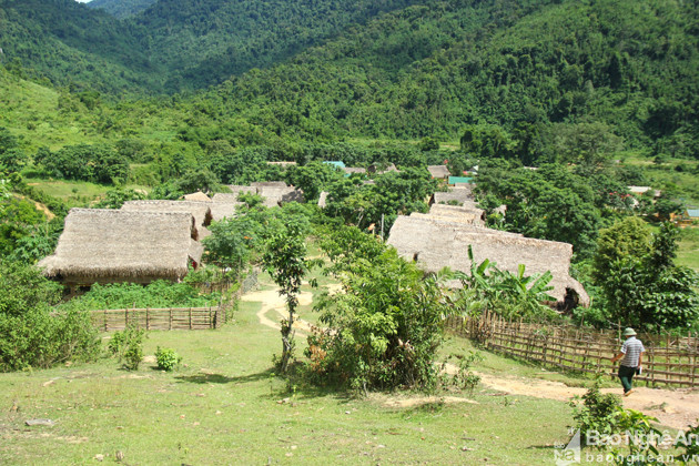 Bộ tộc Đan Lai là một nhóm người nhỏ, khoảng 3.000 người sinh sống ở huyện Con Cuông, trong đó chủ yếu ở hai bản Cò Phạt và bản Búng. Đây là hai bản trong vũng lõi Vườn Quốc gia Pù Mát, biệt lập với các bản làng khác. Trước tình trạng bị cô lập, nguy cơ suy thoái giống nòi
