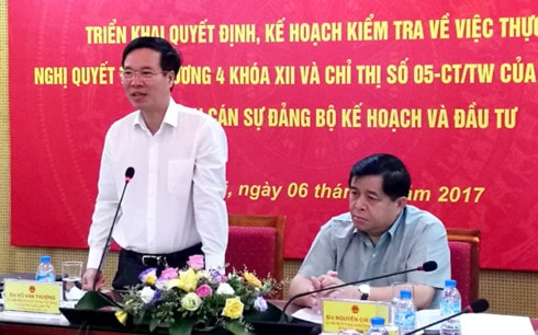 phe binh thu truong rat kho va con dong vien nhau la chinh hinh 1