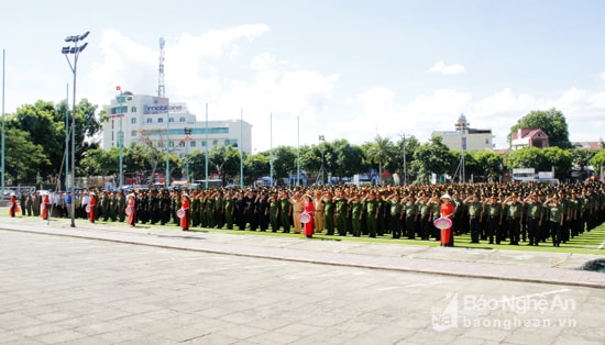 Các lực lượng thực hiện nghi lễ chào cờ trước buổi lễ ra quân huấn luyện thực binh. Ảnh: Cảnh Nam