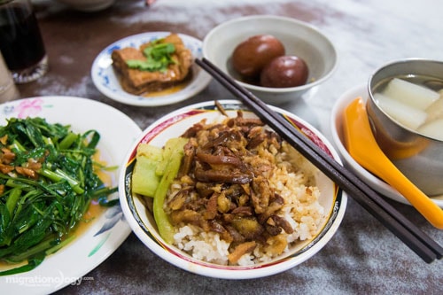 com-thit-kho-tau-ruoi-nuoc-sot-linh-hon-m-thuc-dai-loan-4