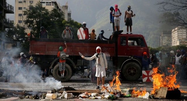 Người biểu tình chặn đường phản đối chính phủ ở Caracas, Venezuela