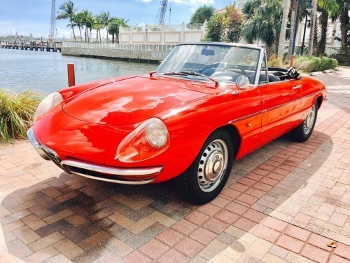 Dù ra đời từ 1966 nhưng Alfa Romeo Spider vẫn khiến không chỉ đàn ông mà đàn bà cũng phải phát cuồng với thiết kế lịch lãm, sang trọng và vô cùng khỏe khoắn