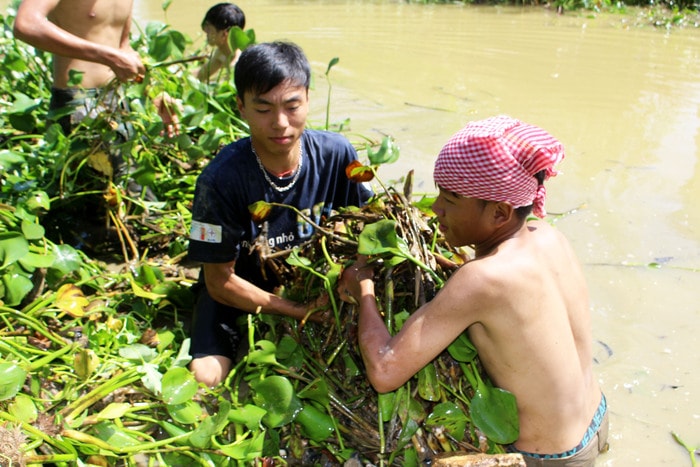 Thời tiết nắng nóng, nhưng các bạn làm việc rất tích cực. Ảnh: Huy Thư