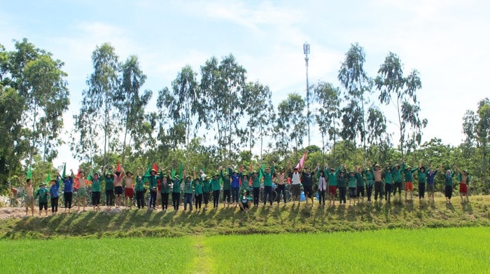 Khi hoàn thành công việc, các bạn trẻ tập trung ngay trên bờ kênh để điểm danh quân số và hô vang khẩu hiệu của chương trình: “Chúng ta muốn đoàn kết cộng đồng, chia sẻ nỗi đau, giúp đỡ người nghèo, bảo vệ môi trường, kết nối trái tim. Vì chúng ta là Hành trình xanh”. Ảnh: Huy Thư