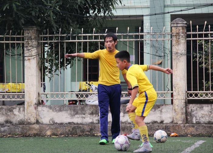 HLV Nguyễn Huy Hoàng và U13 SLNA tích cực tập luyện chuẩn bị cho VCK giải bóng đá Thiếu niên toàn quốc diễn ra trên sân Vinh - Ảnh: Trung Kiên