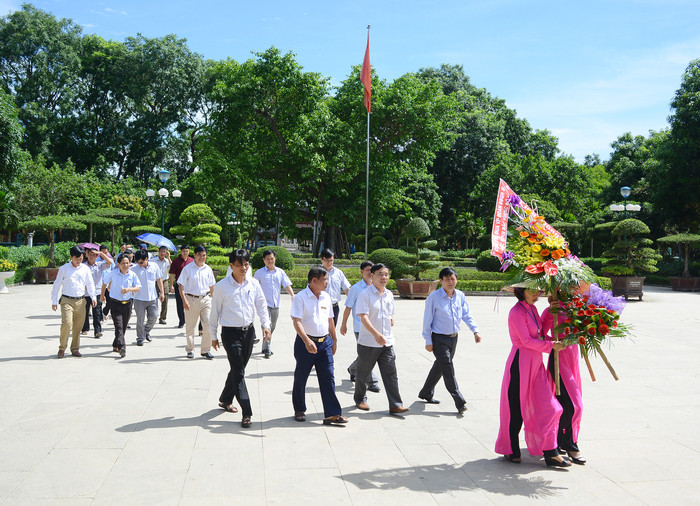 Đoàn công tác dâng hoa tại Khu di tích Kim Liên, huyện Nam Đàn. Ảnh: Thu Giang