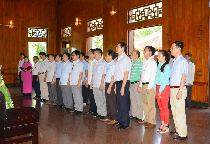 Lãnh đạo và chuyên viên Văn phòng Đoàn ĐBQH các tỉnh nghiêm trang làm lễ tại Nhà tưởng niệm Chủ tịch Hồ Chí Minh. Ảnh: Thu Giang