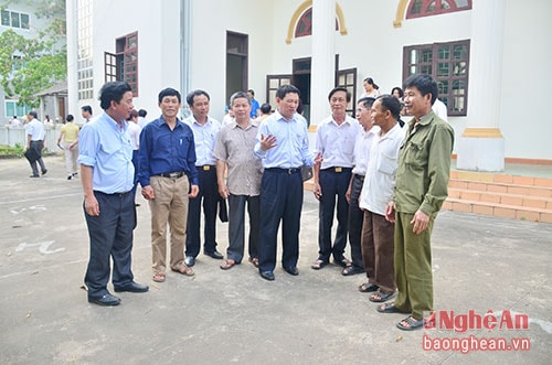 Đại biểu Quốc hội tỉnh Nghệ An trao đổi với cử tri xã Kim Liên, huyện Nam Đàn. Ảnh tư liệu