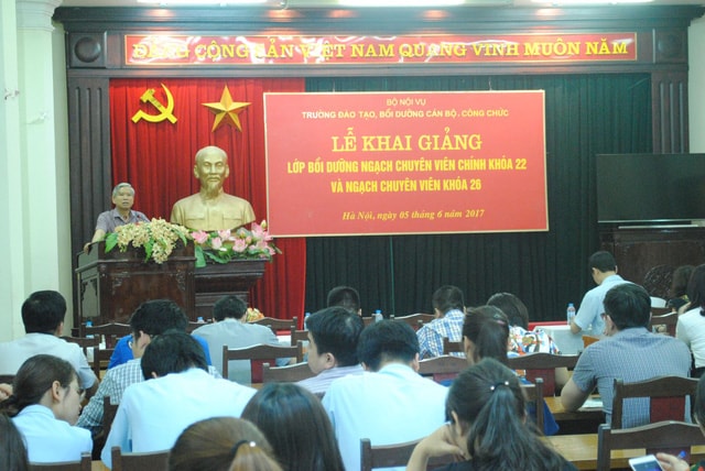 Khi còn hoạt động, trường có chức năng đào tạo, bồi dưỡng nâng cao trình độ chuyên môn, nghiệp vụ, kiến thức pháp luật... cho cán bộ, công chức, viên chức nhà nước.