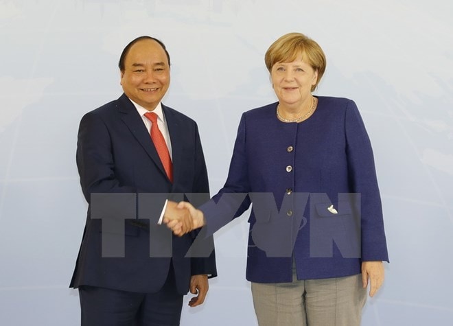 Thủ tướng Đức Angela Merkel đón Thủ tướng Nguyễn Xuân Phúc.